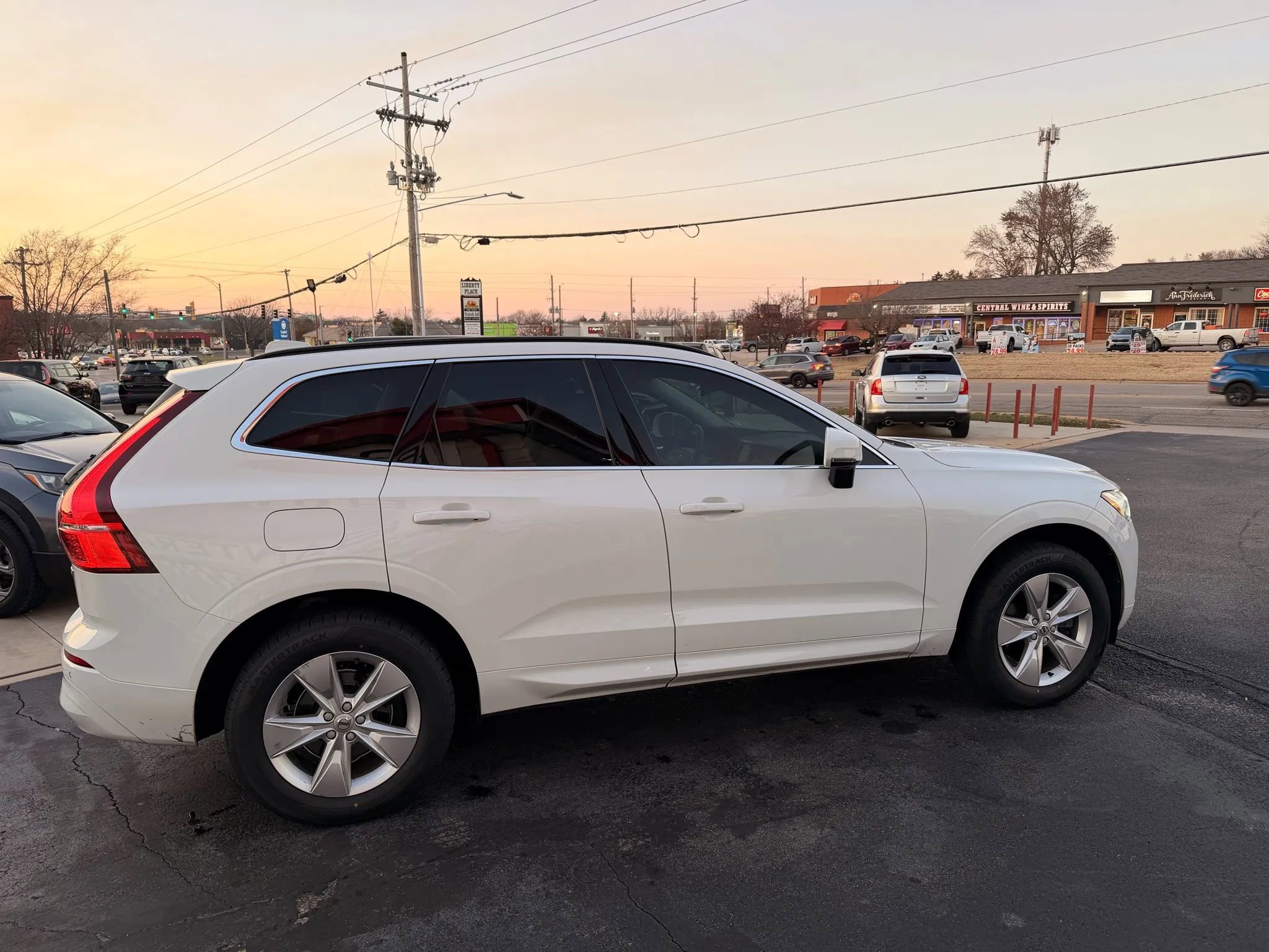 Used 2022 Volvo XC60 B5 Momentum AWD/4WD image 9
