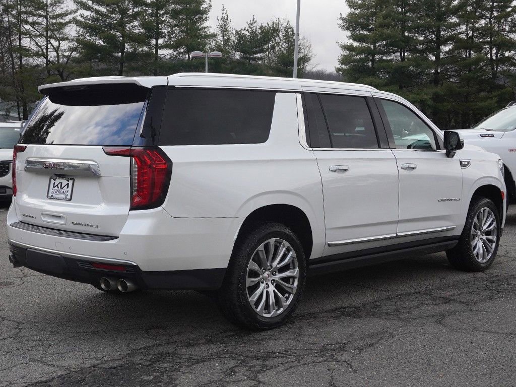 Used 2022 GMC Yukon XL Denali w/ Denali Premium Package image 15