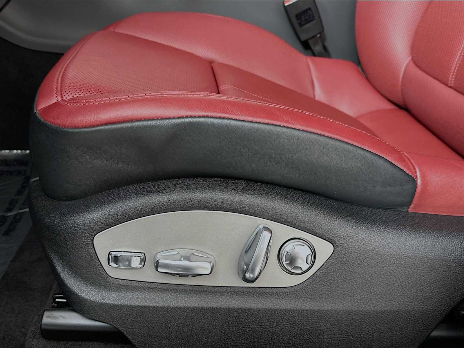 Certified 2025 Porsche Macan image 13