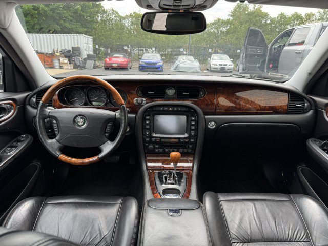 Used 2005 Jaguar XJ Vanden Plas Super V8 RWD image 31