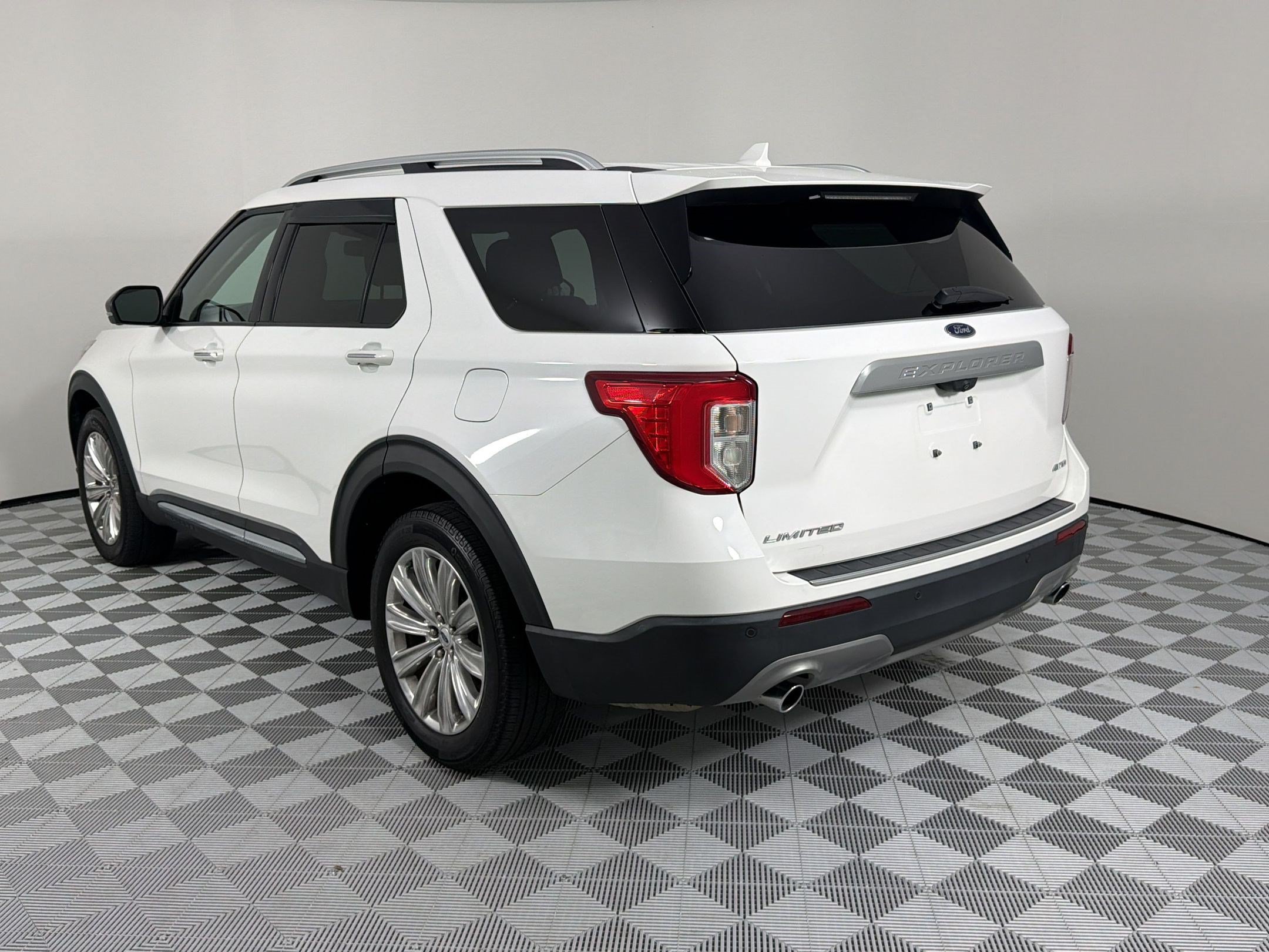Used 2022 Ford Explorer Limited w/ Equipment Group 301A AWD/4WD image 3