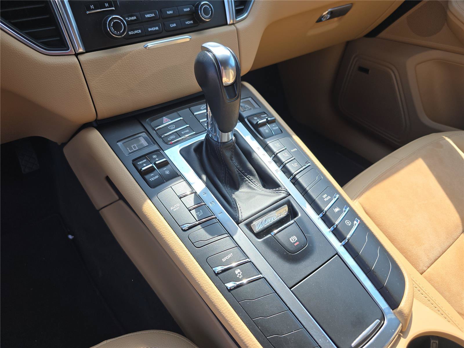 Used 2018 Porsche Macan AWD/4WD image 28