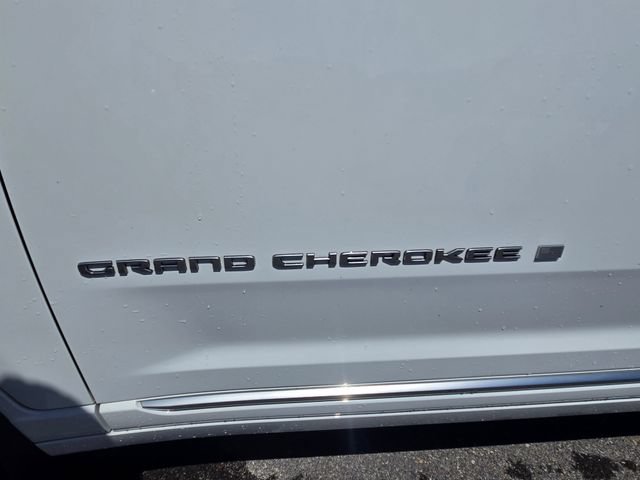 Used 2023 Jeep Grand Cherokee Summit AWD/4WD image 25