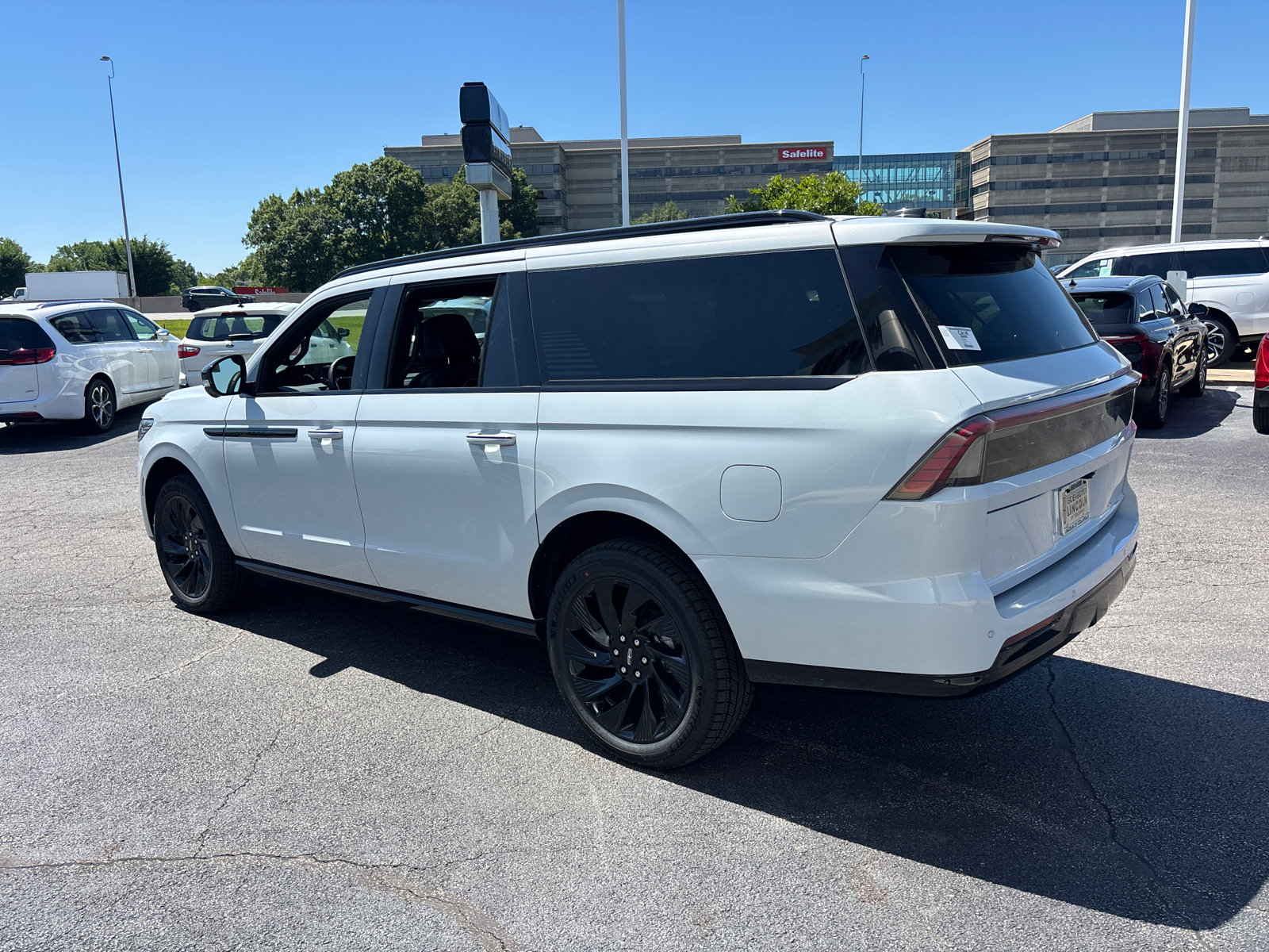 New 2026 Lincoln Navigator L Reserve w/ Jet Appearance Package AWD/4WD image 5