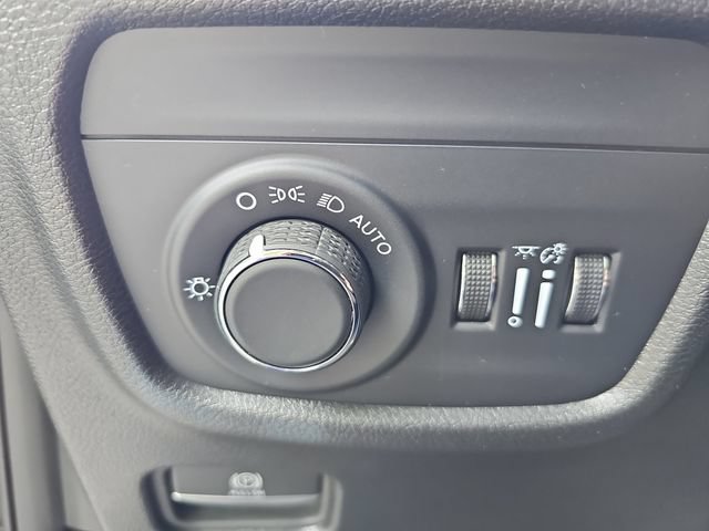Used 2025 Jeep Grand Cherokee Altitude AWD/4WD image 32
