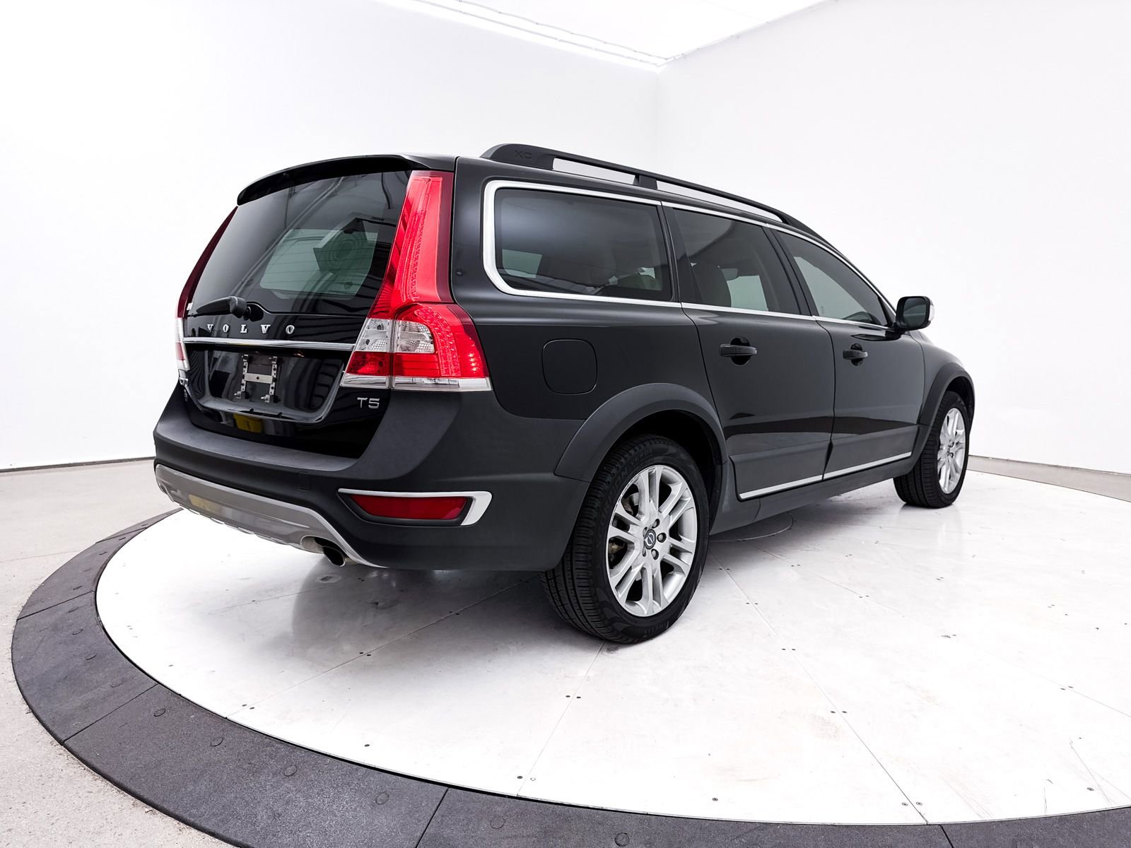 Used 2016 Volvo XC70 T5 Premier w/ Convenience Package image 14