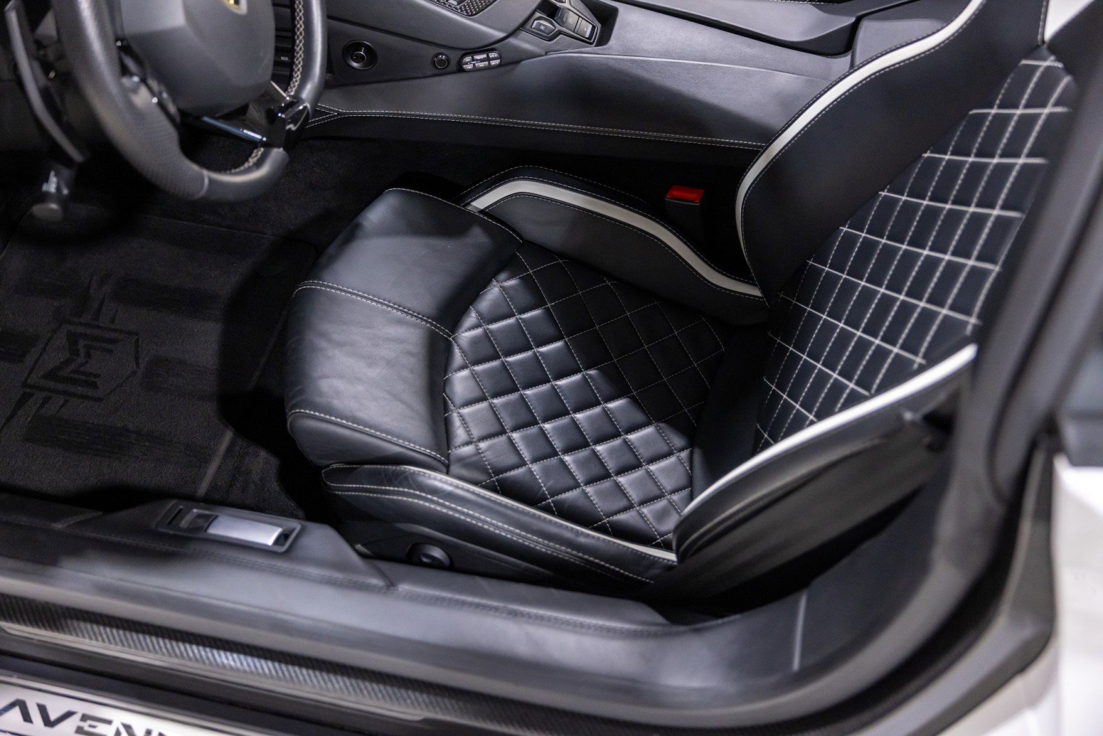 Used 2019 Lamborghini Aventador S image 47