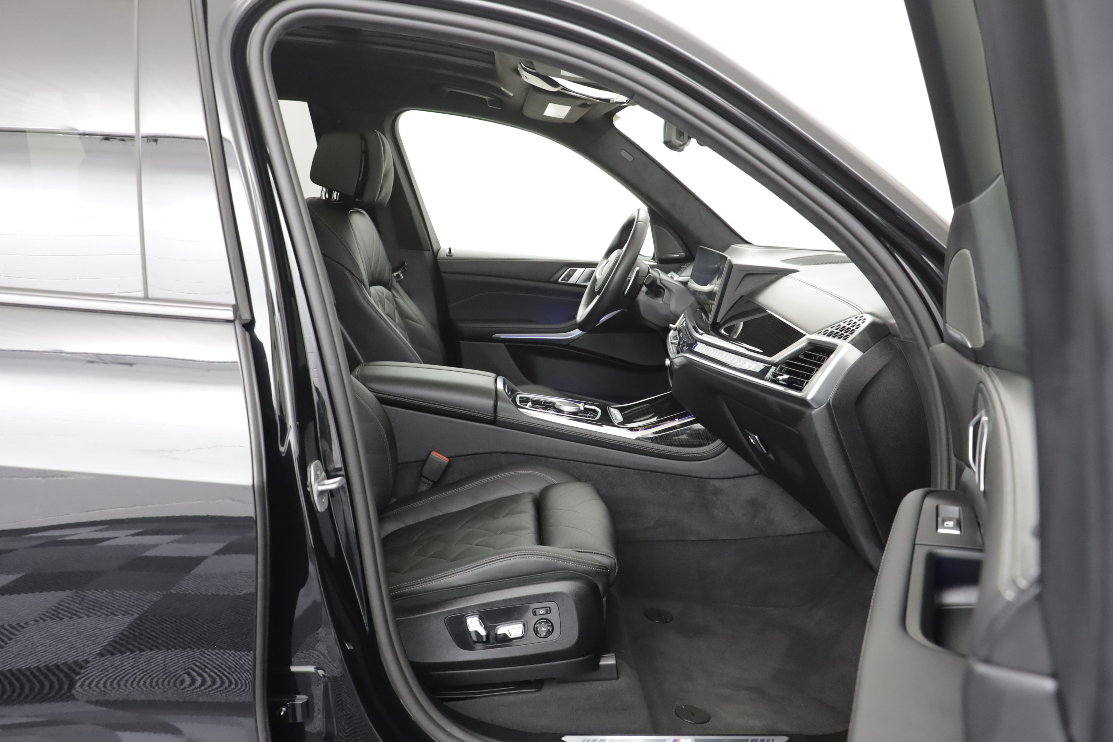 Used 2026 BMW X7 xDrive40i w/ M Sport Package AWD/4WD image 19
