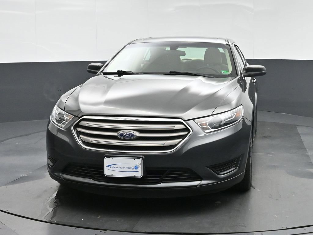 Used 2018 Ford Taurus SE image 2