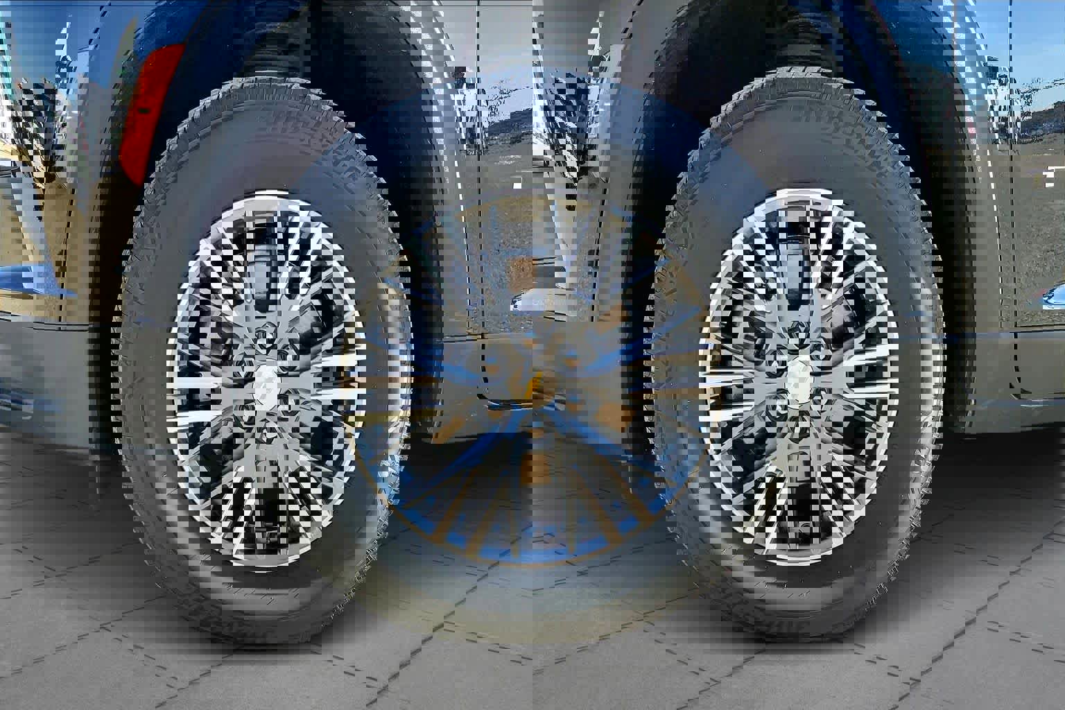 Used 2025 Chevrolet Traverse LT image 11