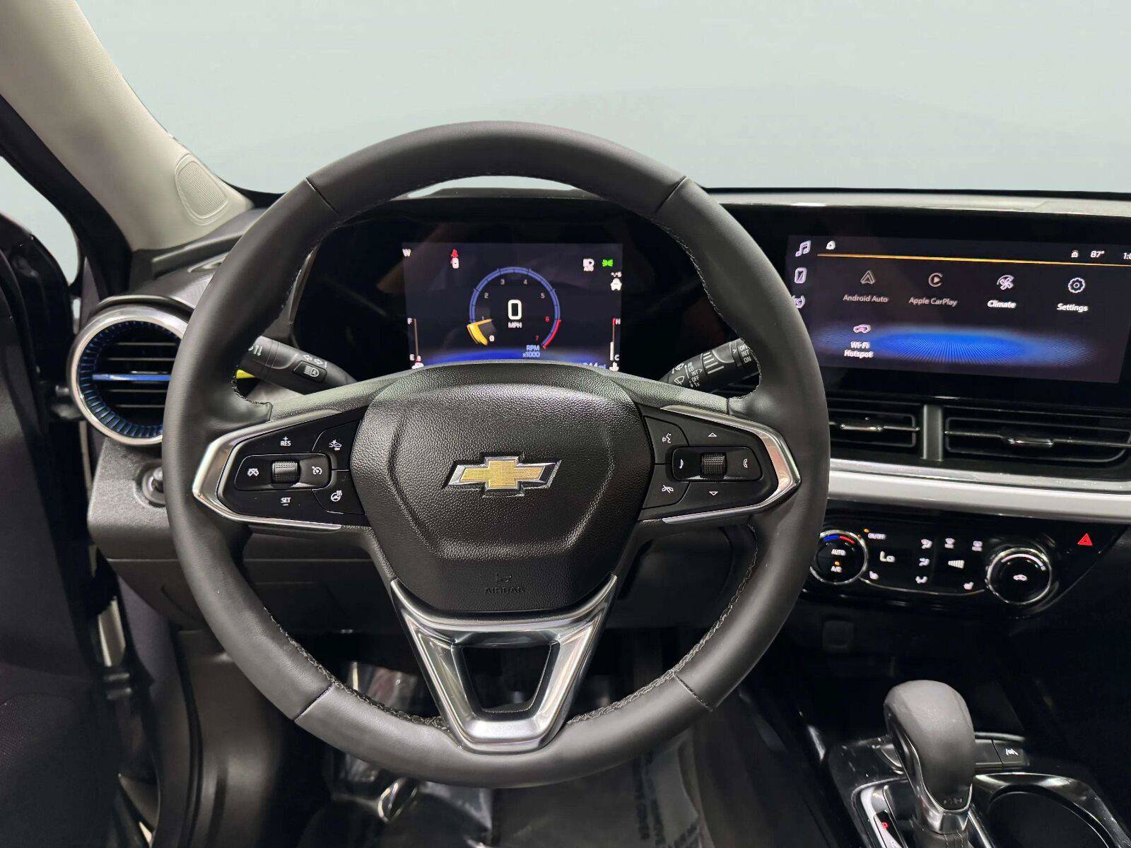 Used 2025 Chevrolet Trax LT w/ Sunroof Package FWD image 43