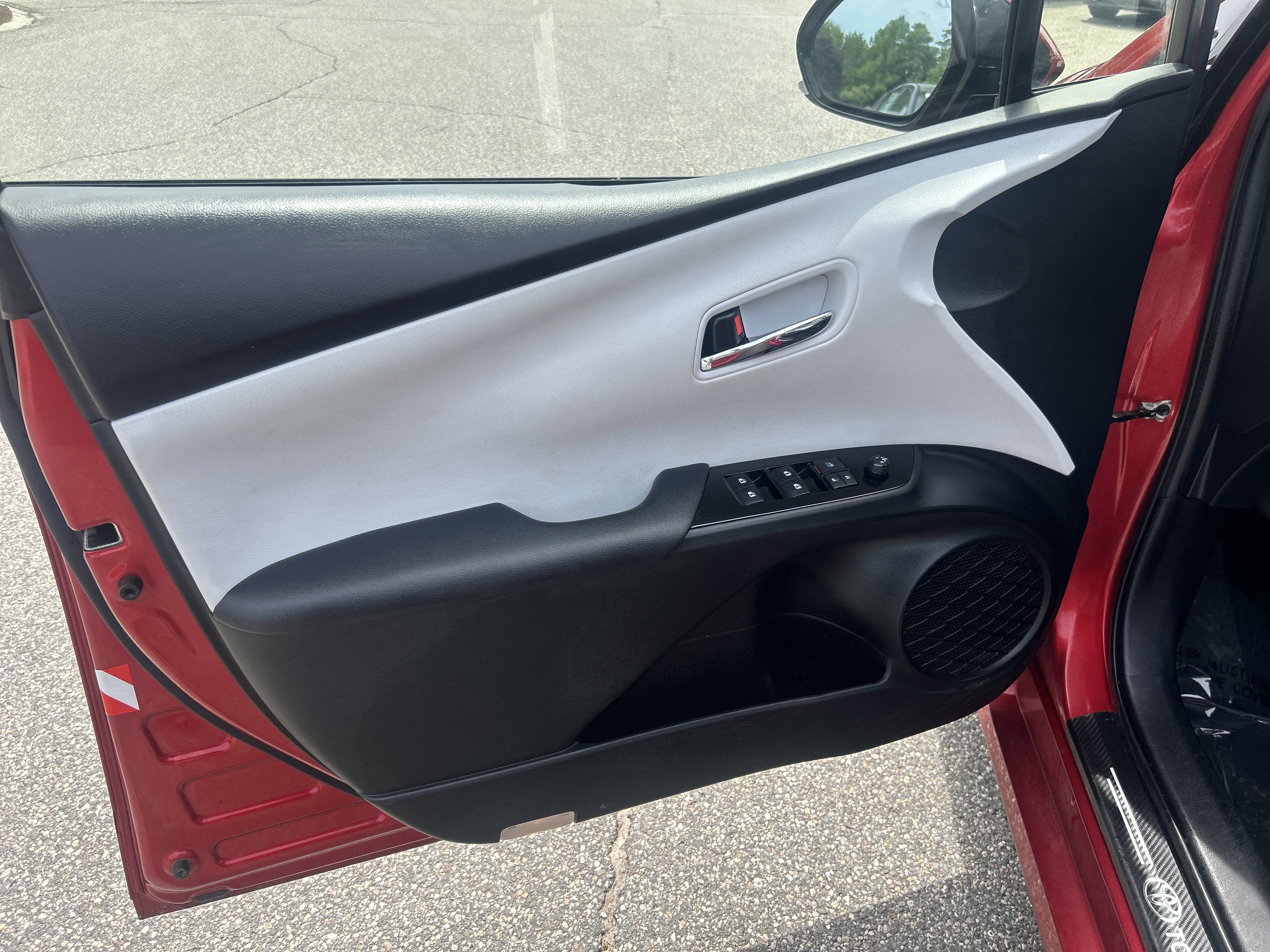 Used 2018 Toyota Prius Prime Advanced w/ Carpet Mat Package FWD image 16