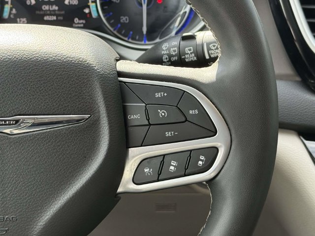Used 2024 Chrysler Pacifica Touring-L FWD image 18