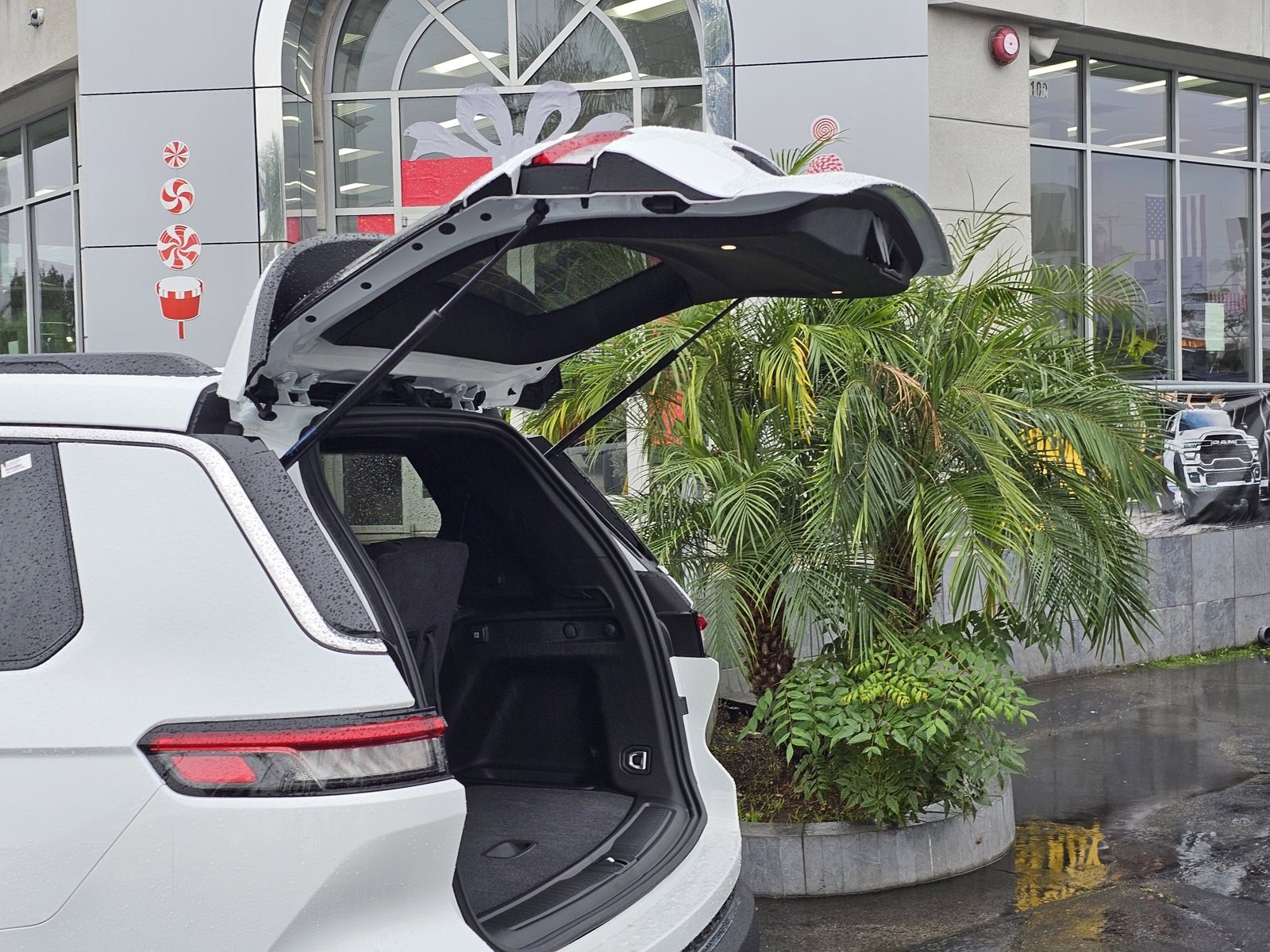 New 2025 Jeep Grand Cherokee L Laredo image 8