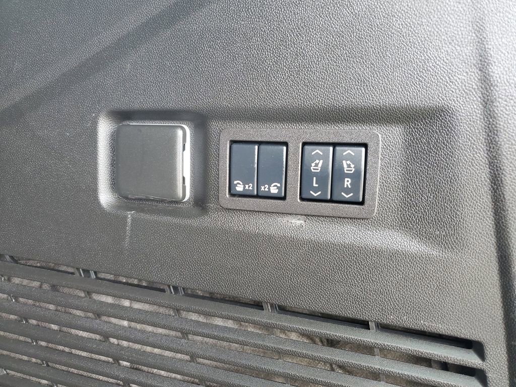 Used 2025 GMC Yukon Denali image 9