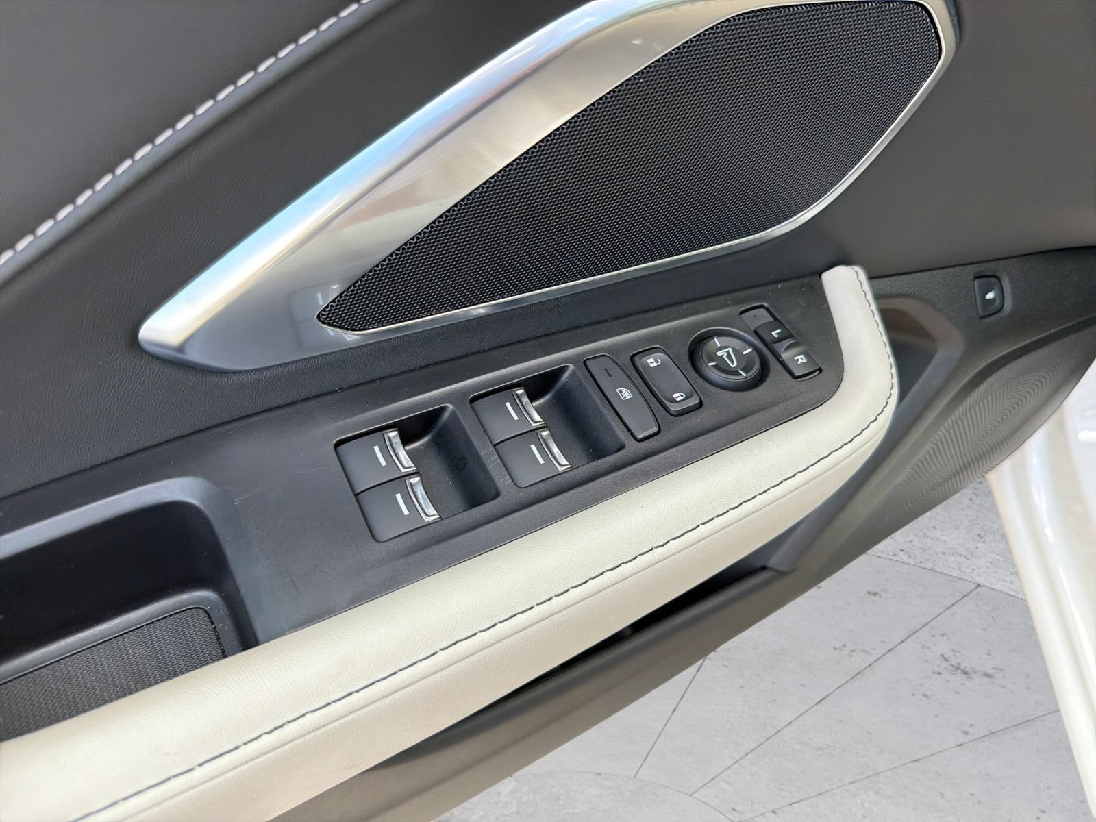 Used 2025 Acura RDX SH-AWD image 30