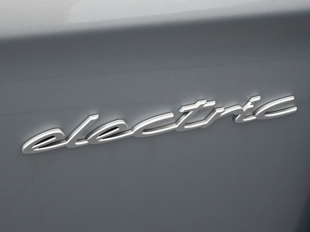 Certified 2025 Porsche Taycan image 9
