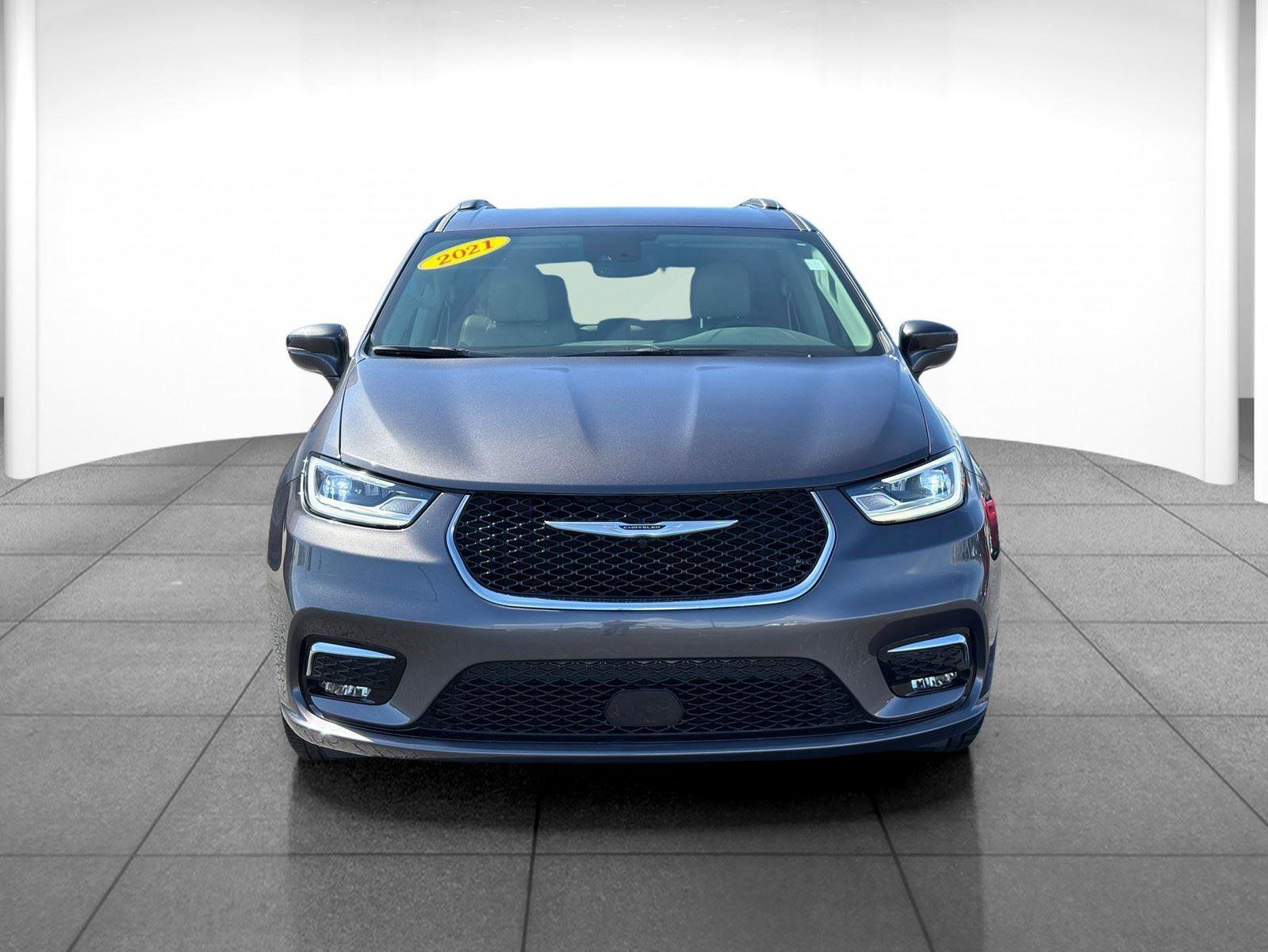 Used 2021 Chrysler Pacifica Touring-L image 2