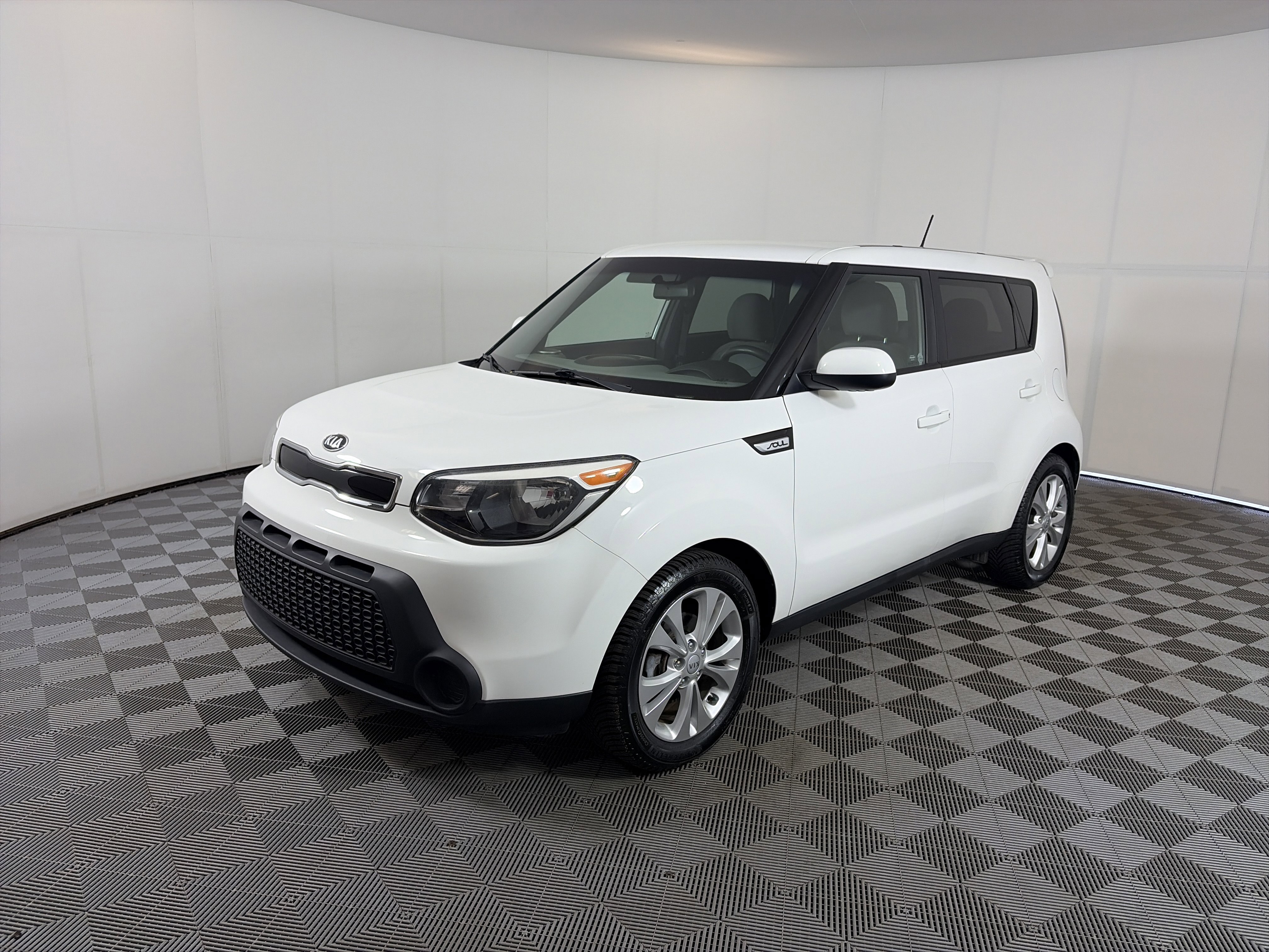 Used 2015 Kia Soul + FWD image 2