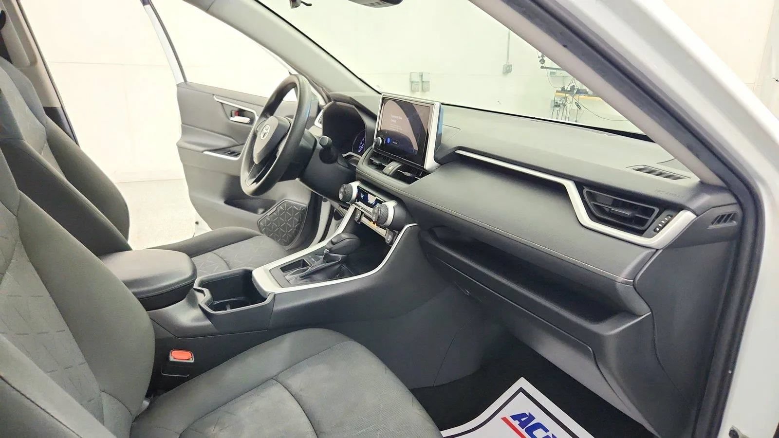 Used 2024 Toyota RAV4 XLE FWD image 29