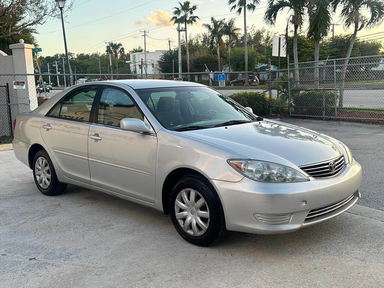 Used 2005 Toyota Camry LE FWD image 3