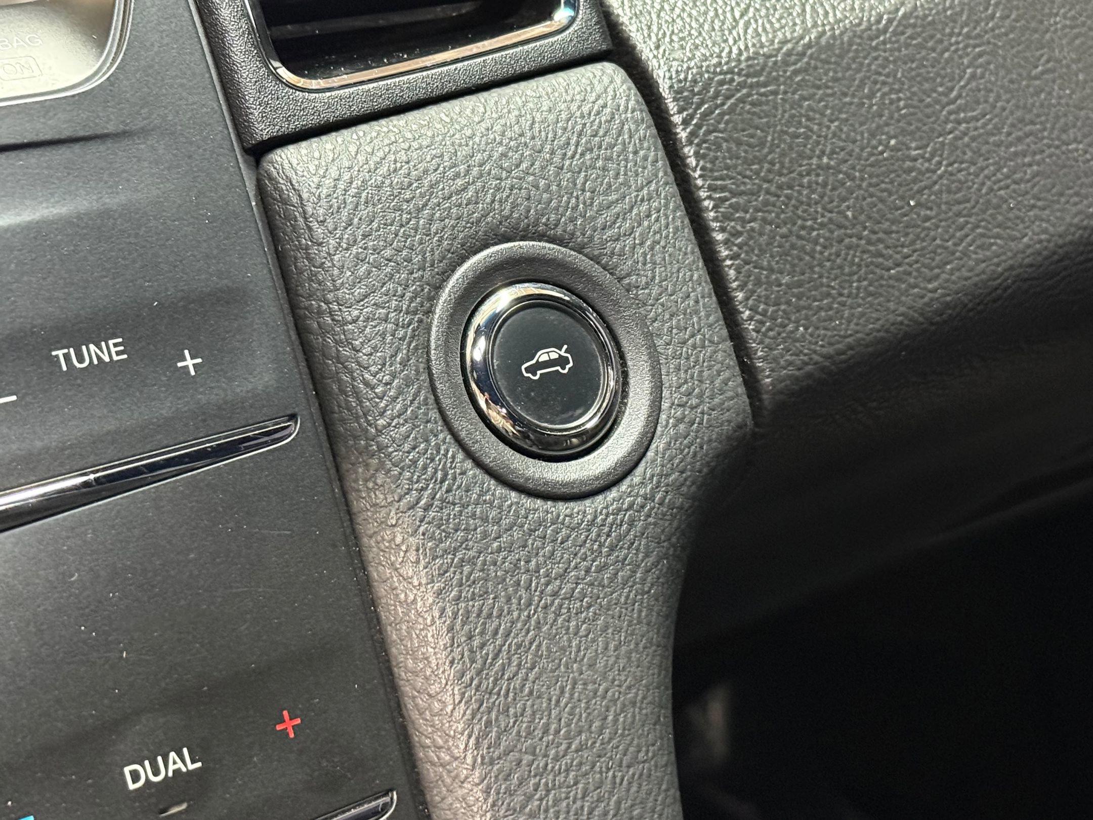 Used 2015 Ford Taurus Limited image 25