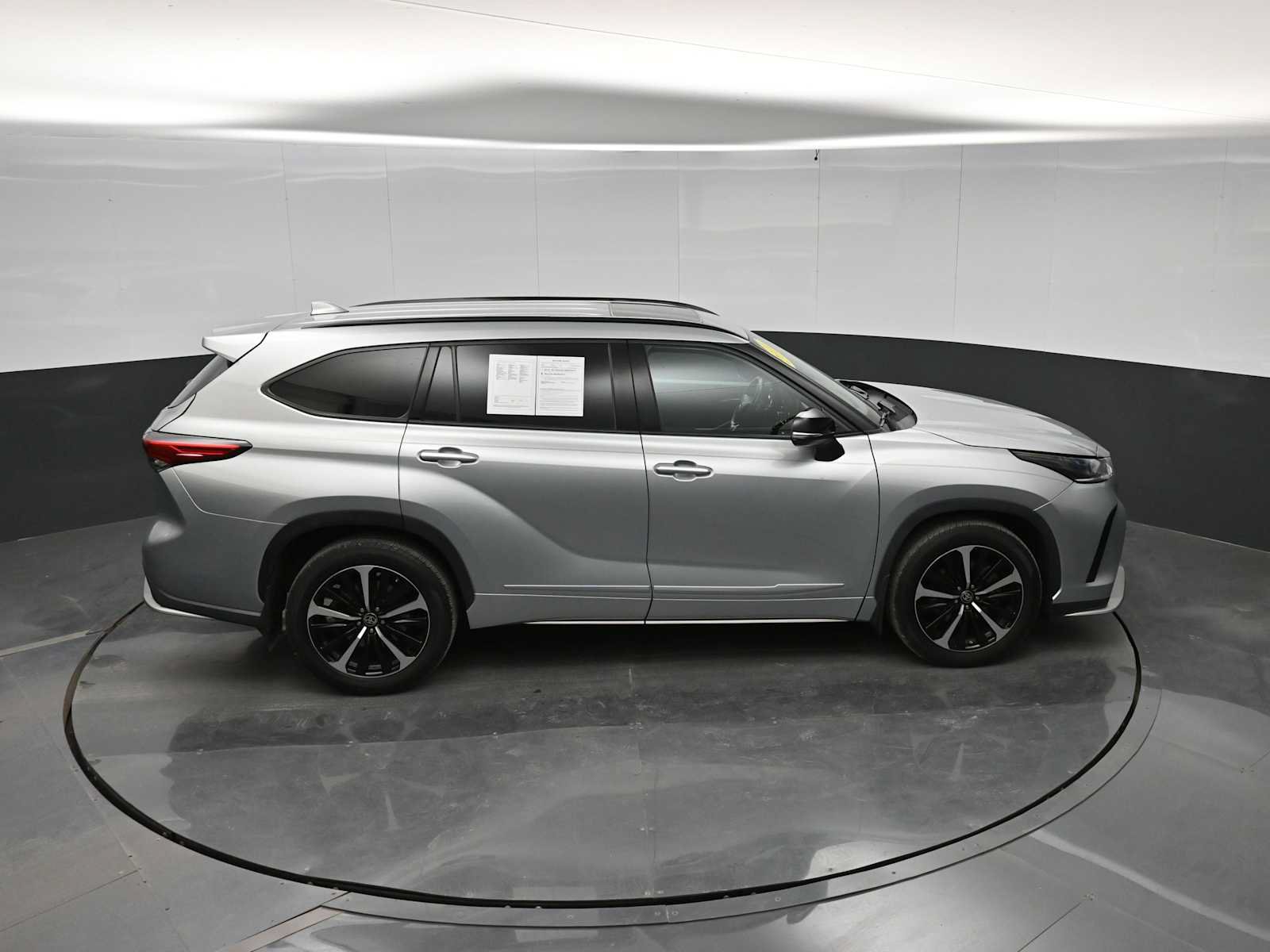 Used 2021 Toyota Highlander XSE AWD/4WD image 32