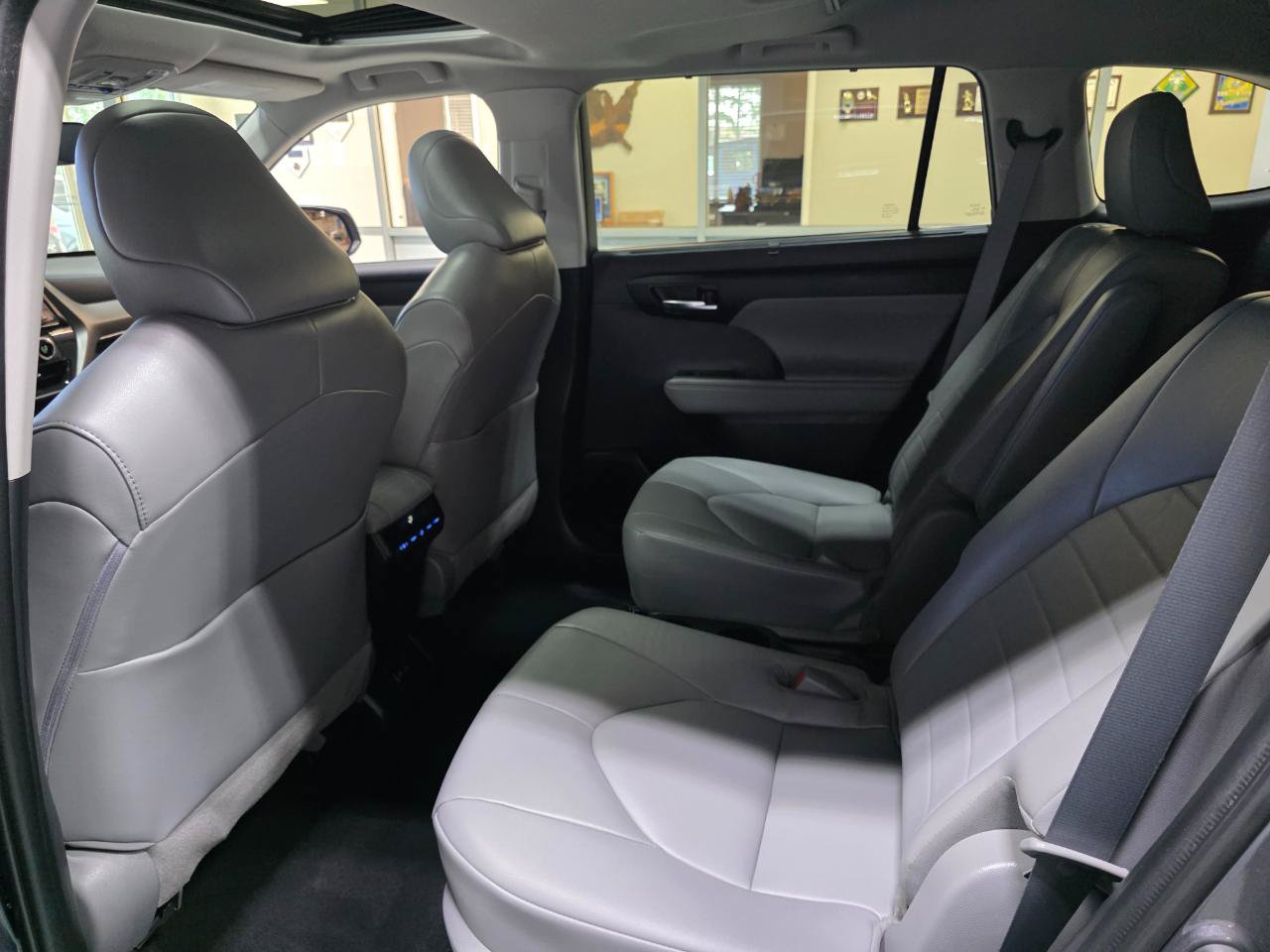 Used 2022 Toyota Highlander XLE AWD/4WD image 19
