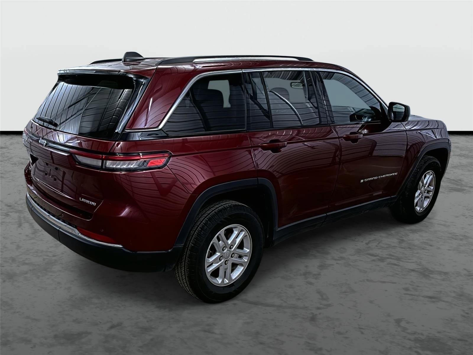 Used 2024 Jeep Grand Cherokee Laredo image 4