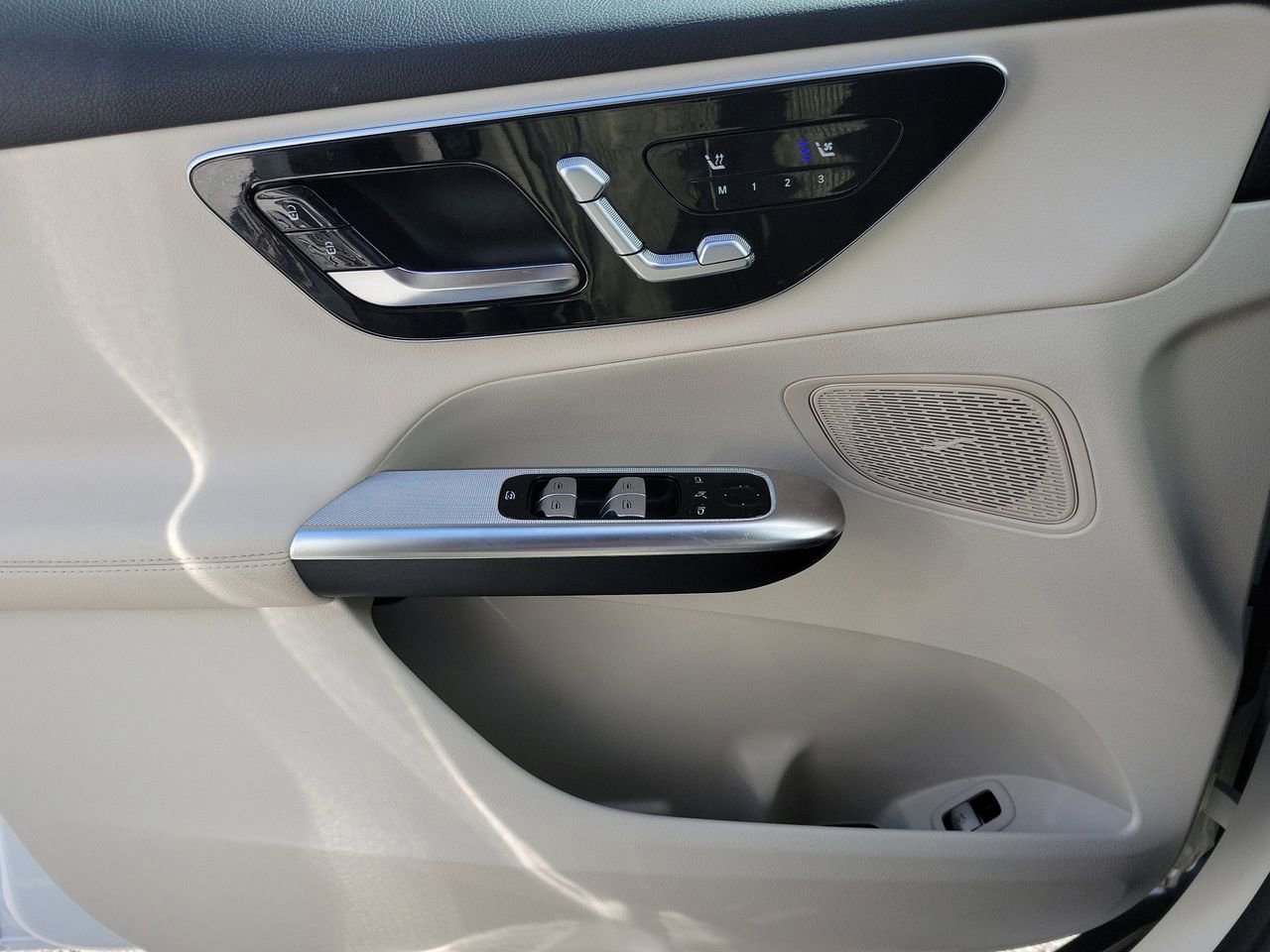 Used 2025 Mercedes-Benz GLC 300 image 22