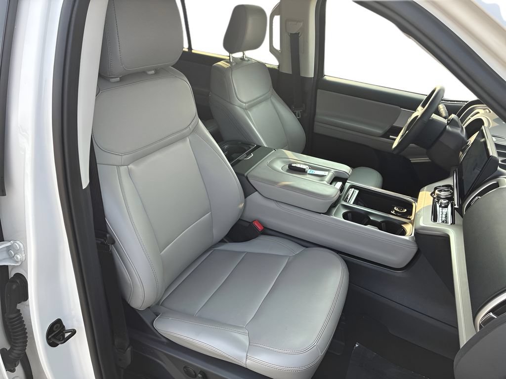 Used 2025 Ford Expedition Active AWD/4WD image 17