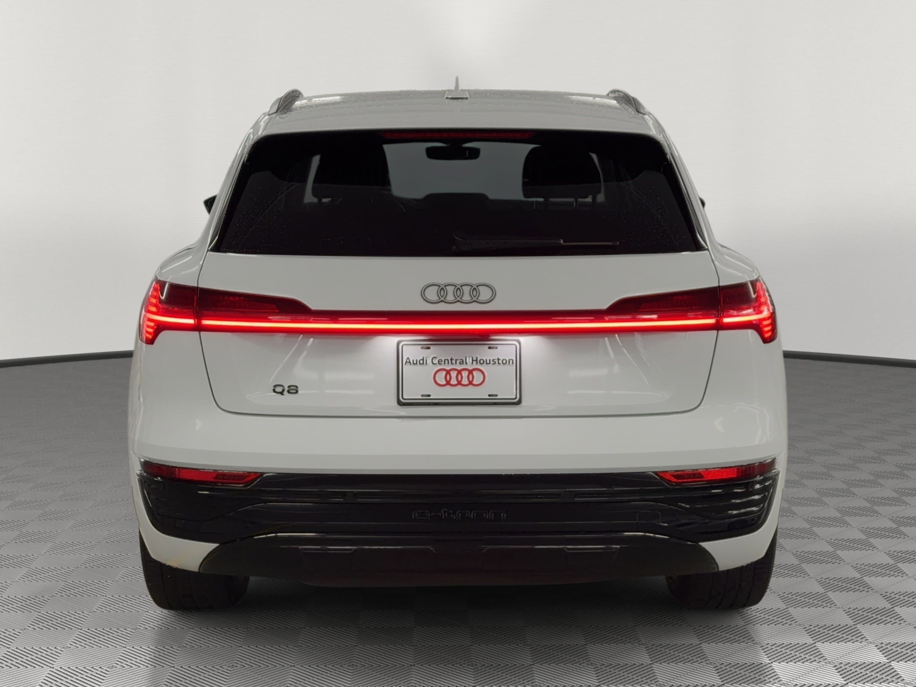 Used 2024 Audi Q8 e-tron Premium Plus AWD/4WD image 10