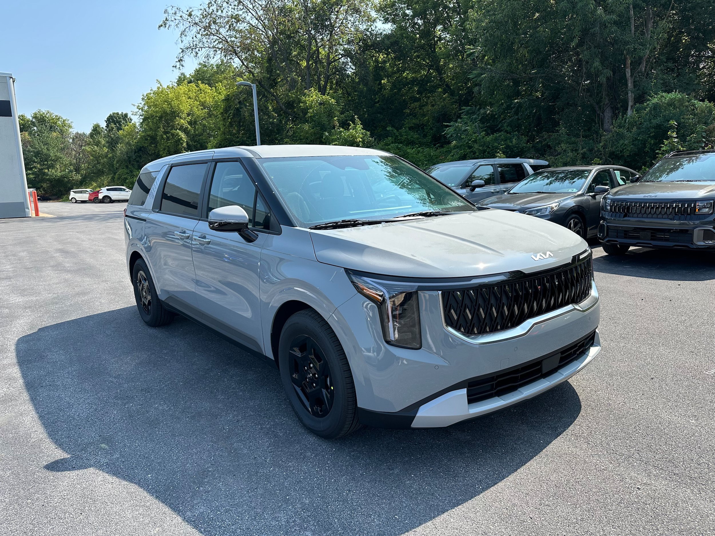 New 2027 Kia Carnival FWD image 3