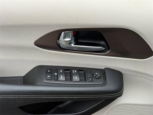 Used 2023 Chrysler Voyager LX image 16