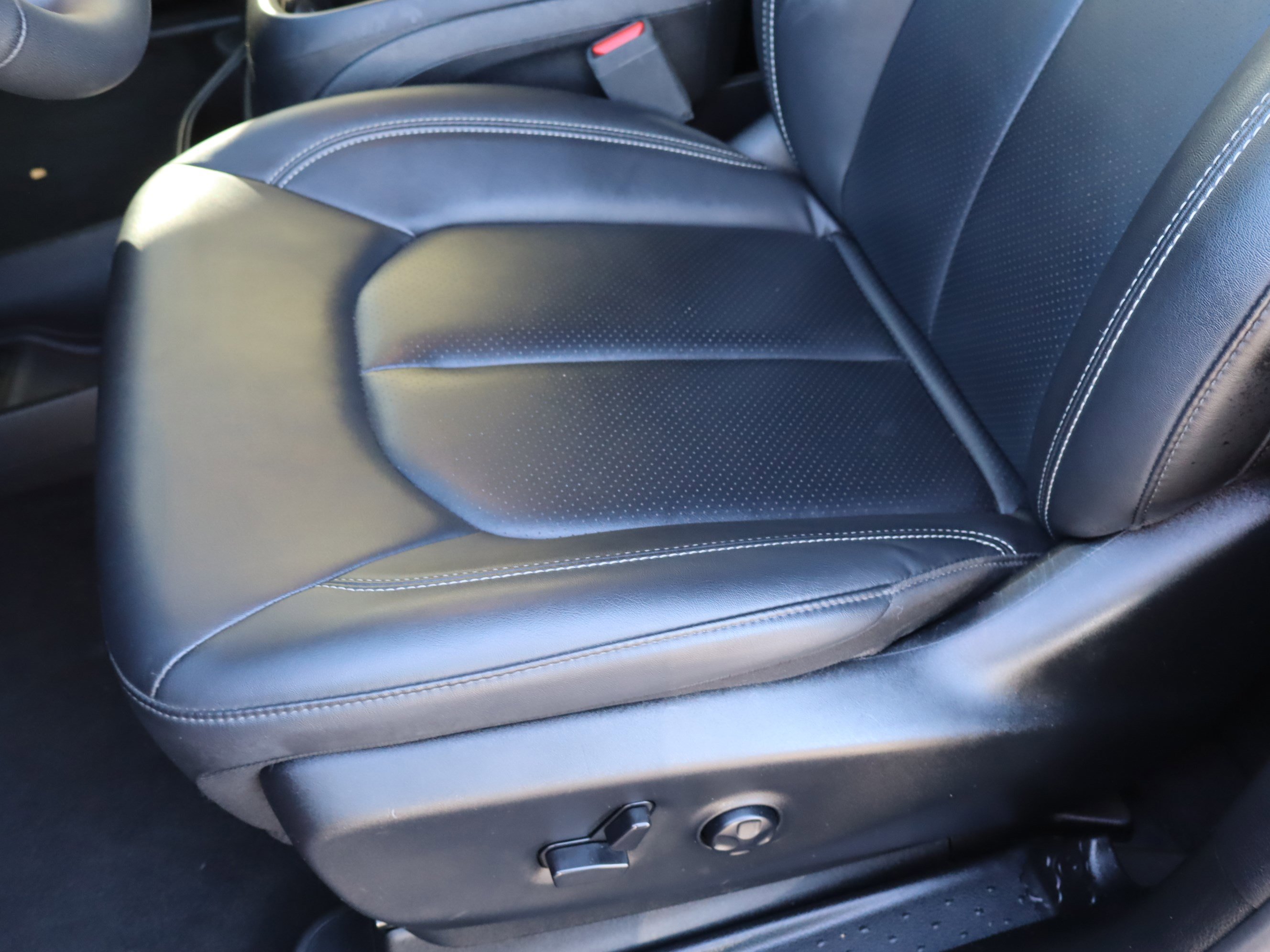 Used 2025 Chrysler Pacifica Select image 17