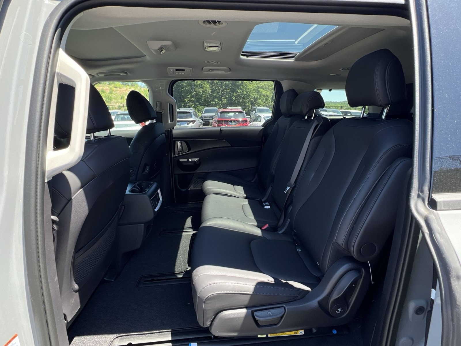 New 2026 Kia Carnival SX w/ SX Dark Edition Package FWD image 33