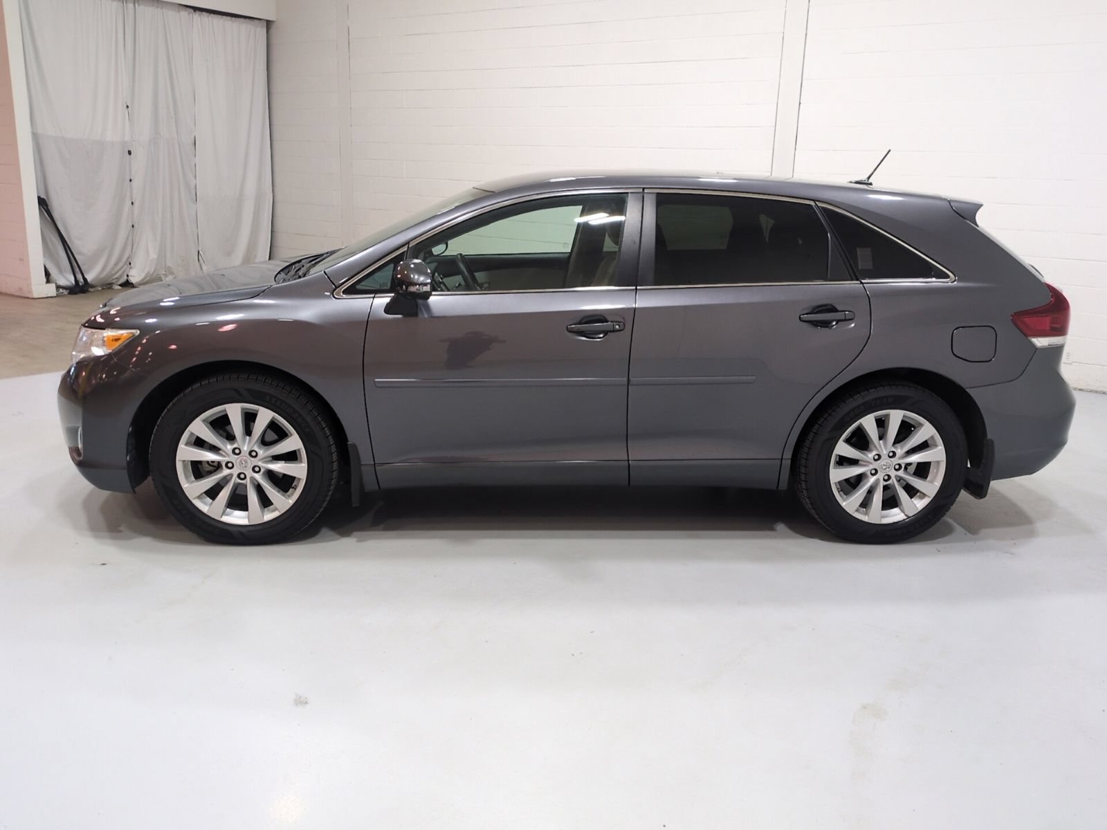 Used 2015 Toyota Venza LE FWD image 6