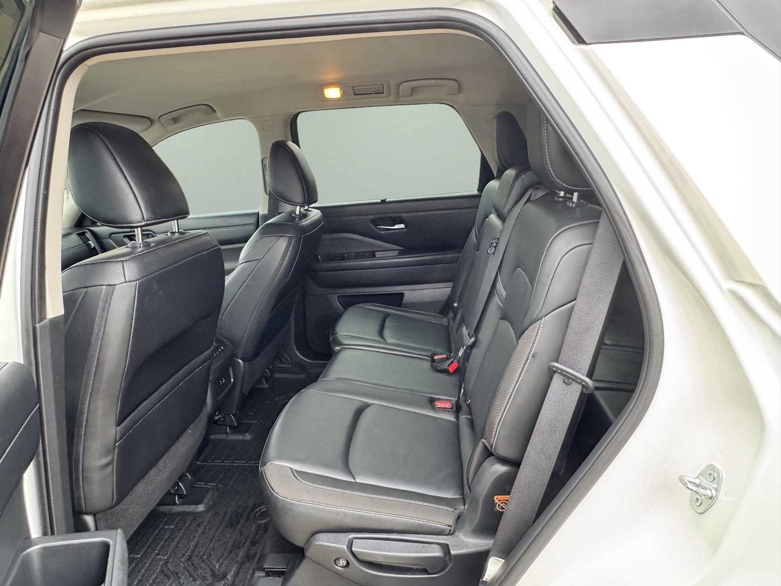 Used 2023 Nissan Pathfinder SL AWD/4WD image 39