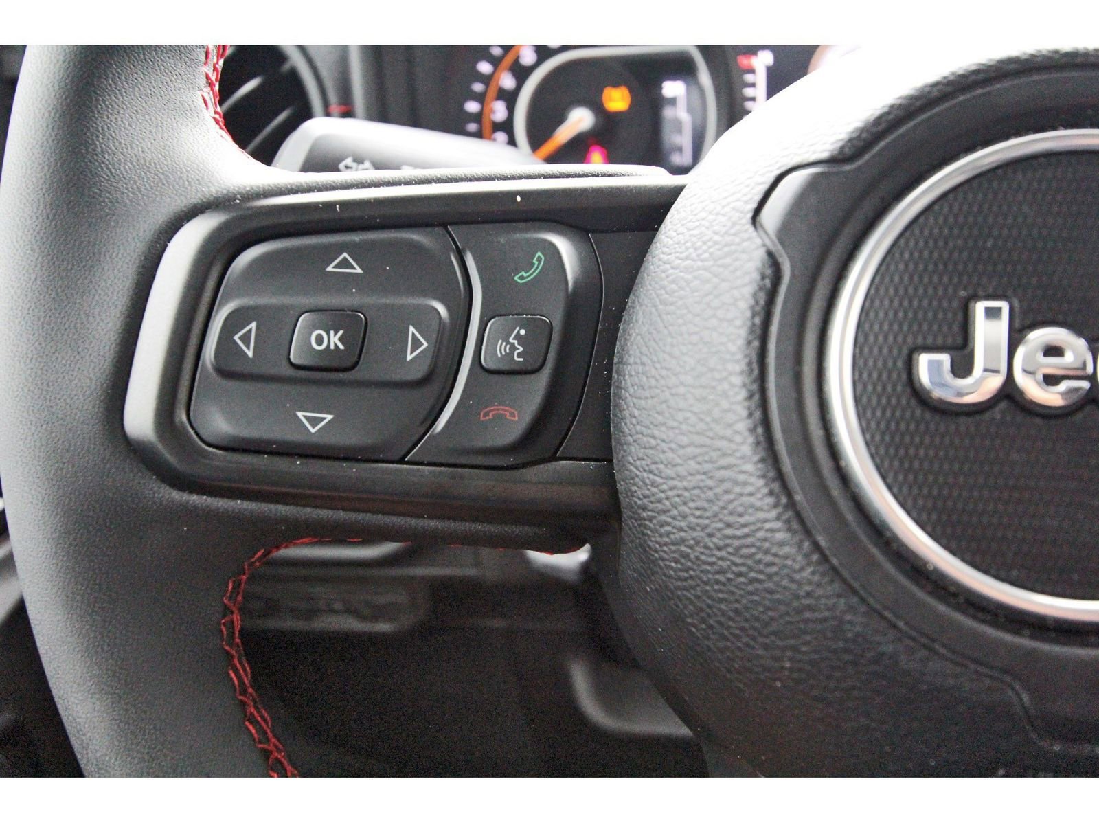 Used 2024 Jeep Gladiator Rubicon w/ Technology Group AWD/4WD image 18