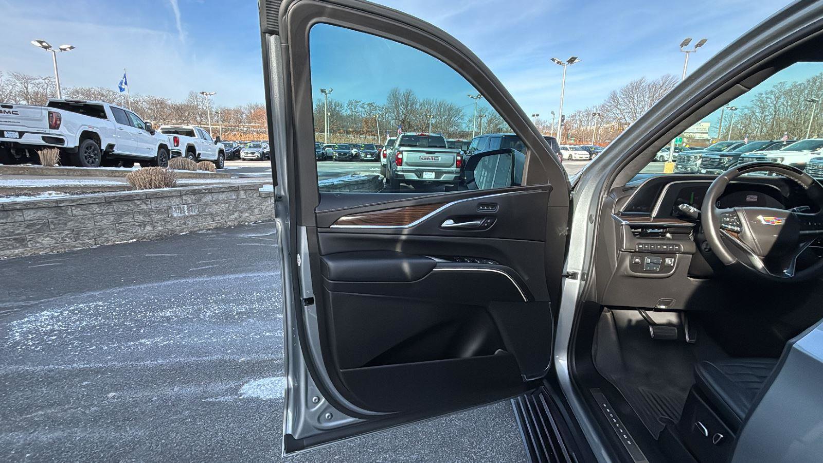 Certified 2024 Cadillac Escalade ESV Premium Luxury Platinum w/ Heavy-Duty Trailer Package image 25