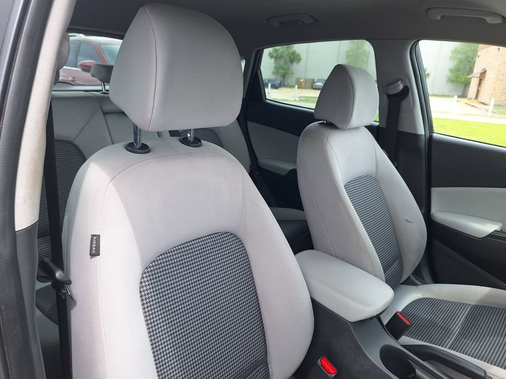 Used 2023 Hyundai Kona SE w/ Cargo Package image 29