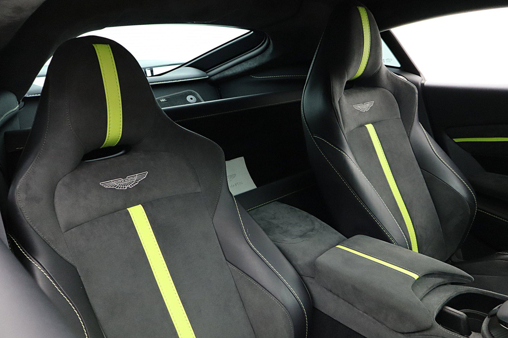 Used 2023 Aston Martin V8 Vantage Coupe image 38