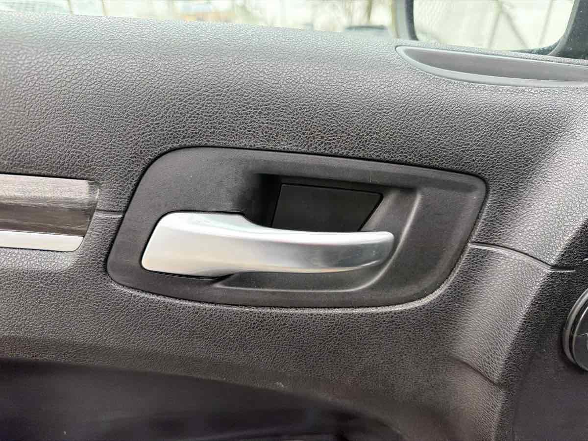 Used 2015 Chrysler 300 Limited w/ Driver Convenience Group image 11