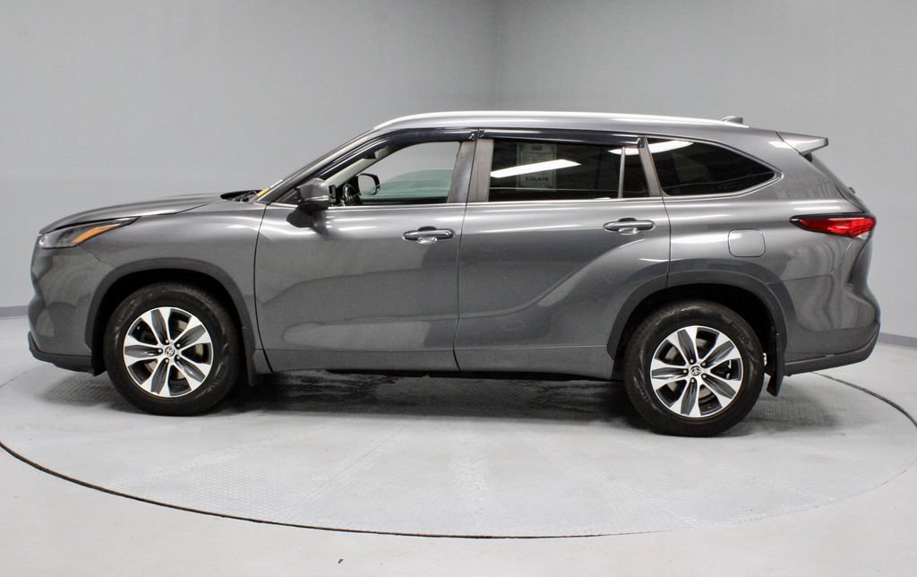 Used 2023 Toyota Highlander XLE AWD/4WD image 7