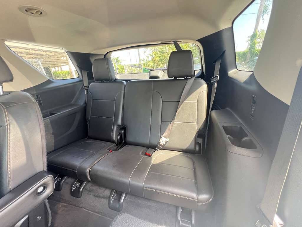 Used 2020 Chevrolet Traverse LT FWD image 2