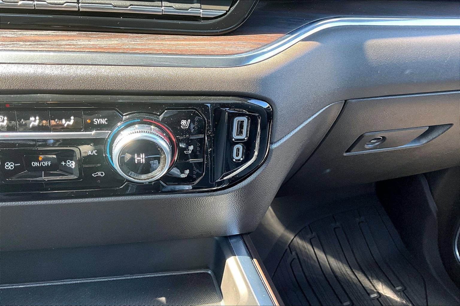 Used 2023 GMC Sierra 1500 SLT image 17