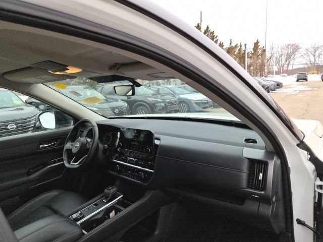 Used 2024 Nissan Pathfinder SL w/ Black Appearance Package AWD/4WD image 11