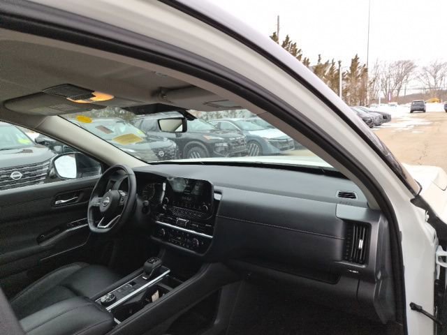 Used 2024 Nissan Pathfinder SL w/ Black Appearance Package AWD/4WD image 11