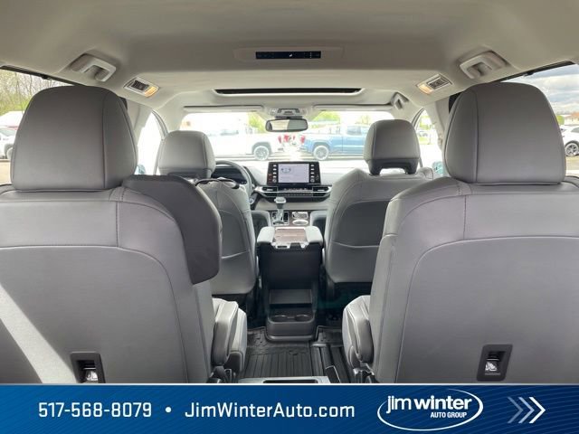 Used 2024 Toyota Sienna XLE FWD image 21