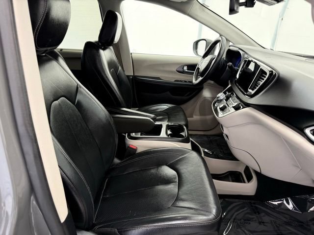 Used 2022 Chrysler Pacifica Touring-L FWD image 21